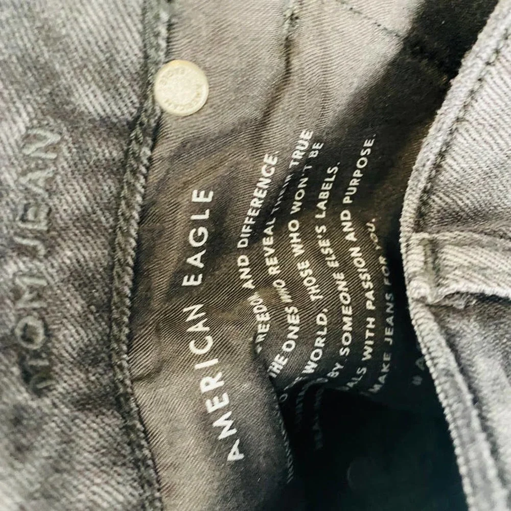 AMERICAN EAGLE Mom Jeans Comfort Stretch Waistband Black Distressed NWT Size 8 - Picture 15 of 16